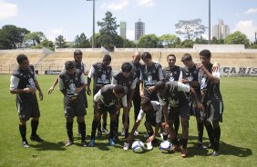 Time vencedor do racho posa para foto durante o treino do Corinthians realizado esta manh no Parque So Jorge; o prximo jogo do time ser amanh, domingo, dia 01/11, contra o Palmeiras, em Presidente Prudente, pelo returno do Campeonato Brasileiro 2009