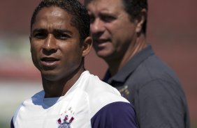 Jorge Henrique e o preparador fsico Walmir Cruz durante o treino do Corinthians realizado esta manh no Parque So Jorge; o prximo jogo do time ser domingo, dia 08/11, contra o Santo Andr, no Pacaembu, pelo returno do Campeonato Brasileiro 2009