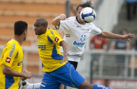 CORINTHIANS/SP X SANTO ANDRE/SP - Cesinha e Paulo Andr em um lance da partida realizada esta tarde no estdio do Pacaembu, na zona oeste da cidade, vlida pelo returno do Campeonato Brasileiro de 2009
