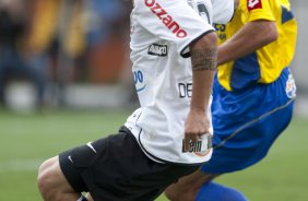 CORINTHIANS/SP X SANTO ANDRE/SP - Defederico e Marcel em um lance da partida realizada esta tarde no estdio do Pacaembu, na zona oeste da cidade, vlida pelo returno do Campeonato Brasileiro de 2009