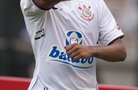CORINTHIANS/SP X SANTO ANDRE/SP - Dentinho comemora seu gol o segundo do Corinthians em um lance da partida realizada esta tarde no estdio do Pacaembu, na zona oeste da cidade, vlida pelo returno do Campeonato Brasileiro de 2009