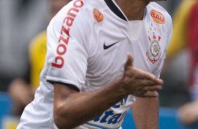 CORINTHIANS/SP X SANTO ANDRE/SP - Dentinho comemora seu gol o segundo do Corinthians em um lance da partida realizada esta tarde no estádio do Pacaembu, na zona oeste da cidade, válida pelo returno do Campeonato Brasileiro de 2009