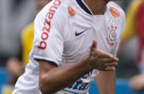 CORINTHIANS/SP X SANTO ANDRE/SP - Dentinho comemora seu gol o segundo do Corinthians em um lance da partida realizada esta tarde no estdio do Pacaembu, na zona oeste da cidade, vlida pelo returno do Campeonato Brasileiro de 2009