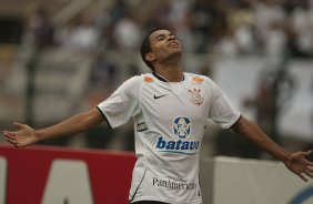 CORINTHIANS/SP X SANTO ANDRE/SP - Dentinho comemora seu gol o segundo do Corinthians em um lance da partida realizada esta tarde no estdio do Pacaembu, na zona oeste da cidade, vlida pelo returno do Campeonato Brasileiro de 2009