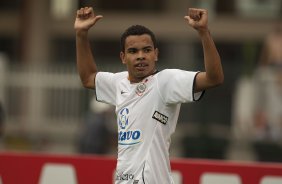 CORINTHIANS/SP X SANTO ANDRE/SP - Dentinho comemora seu gol segundo do Corinthians em um lance da partida realizada esta tarde no estdio do Pacaembu, na zona oeste da cidade, vlida pelo returno do Campeonato Brasileiro de 2009