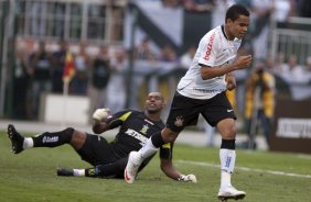 CORINTHIANS/SP X SANTO ANDRE/SP - Dentinho deixa neneca no chao e comemora seu gol o segundo do Corinthians em um lance da partida realizada esta tarde no estdio do Pacaembu, na zona oeste da cidade, vlida pelo returno do Campeonato Brasileiro de 2009