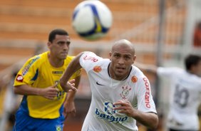 CORINTHIANS/SP X SANTO ANDRE/SP - Edno em um lance da partida realizada esta tarde no estádio do Pacaembu, na zona oeste da cidade, válida pelo returno do Campeonato Brasileiro de 2009