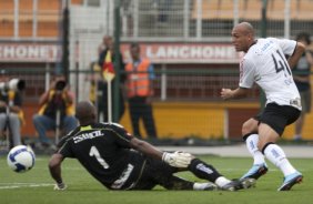 CORINTHIANS/SP X SANTO ANDRE/SP - em um lance da partida realizada esta tarde no estdio do Pacaembu, na zona oeste da cidade, vlida pelo returno do Campeonato Brasileiro de 2009