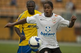 CORINTHIANS/SP X SANTO ANDRE/SP - em um lance da partida realizada esta tarde no estdio do Pacaembu, na zona oeste da cidade, vlida pelo returno do Campeonato Brasileiro de 2009