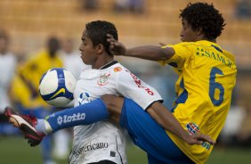 CORINTHIANS/SP X SANTO ANDRE/SP - em um lance da partida realizada esta tarde no estádio do Pacaembu, na zona oeste da cidade, válida pelo returno do Campeonato Brasileiro de 2009