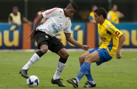 CORINTHIANS/SP X SANTO ANDRE/SP - em um lance da partida realizada esta tarde no estdio do Pacaembu, na zona oeste da cidade, vlida pelo returno do Campeonato Brasileiro de 2009