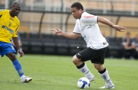 CORINTHIANS/SP X SANTO ANDRE/SP - Fernando no segura Ronaldo que chuta e faz o gol do Corinthians em um lance da partida realizada esta tarde no estdio do Pacaembu, na zona oeste da cidade, vlida pelo returno do Campeonato Brasileiro de 2009