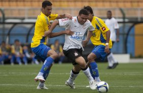 CORINTHIANS/SP X SANTO ANDRE/SP - Marcel; Ronaldo e Jr Dutras, atras, em um lance da partida realizada esta tarde no estdio do Pacaembu, na zona oeste da cidade, vlida pelo returno do Campeonato Brasileiro de 2009