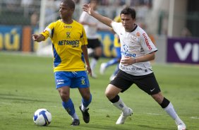 CORINTHIANS/SP X SANTO ANDRE/SP - Marcelinho Carioca e Balbunena em um lance da partida realizada esta tarde no estdio do Pacaembu, na zona oeste da cidade, vlida pelo returno do Campeonato Brasileiro de 2009