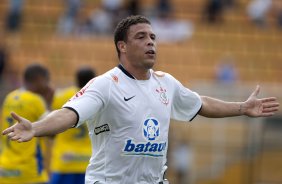 CORINTHIANS/SP X SANTO ANDRE/SP - Ronaldo comemora seu gol em um lance da partida realizada esta tarde no estdio do Pacaembu, na zona oeste da cidade, vlida pelo returno do Campeonato Brasileiro de 2009
