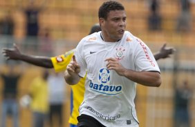 CORINTHIANS/SP X SANTO ANDRE/SP - Ronaldo comemora seu gol em um lance da partida realizada esta tarde no estdio do Pacaembu, na zona oeste da cidade, vlida pelo returno do Campeonato Brasileiro de 2009