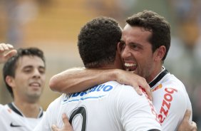 CORINTHIANS/SP X SANTO ANDRE/SP - Ronaldo, de costas, comemor seu gol com Edu Gaspar em um lance da partida realizada esta tarde no estdio do Pacaembu, na zona oeste da cidade, vlida pelo returno do Campeonato Brasileiro de 2009