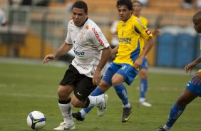 CORINTHIANS/SP X SANTO ANDRE/SP - Ronaldo e Jr Dutra(d) em um lance da partida realizada esta tarde no estádio do Pacaembu, na zona oeste da cidade, válida pelo returno do Campeonato Brasileiro de 2009