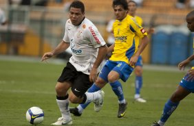 CORINTHIANS/SP X SANTO ANDRE/SP - Ronaldo e Jr Dutra(d) em um lance da partida realizada esta tarde no estdio do Pacaembu, na zona oeste da cidade, vlida pelo returno do Campeonato Brasileiro de 2009