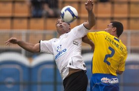 CORINTHIANS/SP X SANTO ANDRE/SP - Ronaldo e Romulo em um lance da partida realizada esta tarde no estdio do Pacaembu, na zona oeste da cidade, vlida pelo returno do Campeonato Brasileiro de 2009