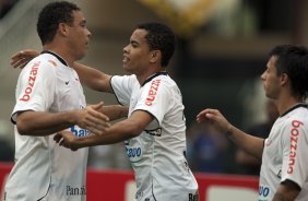 CORINTHIANS/SP X SANTO ANDRE/SP - Ronaldo(e) fez o primeiro gol do Corinthians e comemora com Dentinho que fez o segundo em um lance da partida realizada esta tarde no estdio do Pacaembu, na zona oeste da cidade, vlida pelo returno do Campeonato Brasileiro de 2009