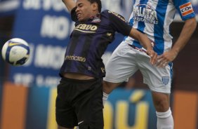 FLORIANOPOLIS-SC - ESPORTES - AVAI/SC X CORINTHIANS/SP - em um lance da partida realizada esta tarde no estdio da Ressacada, em Florianopolis, vlida pelo returno do Campeonato Brasileiro de 2009