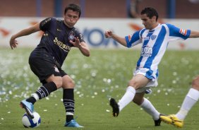 FLORIANOPOLIS-SC - ESPORTES - AVAI/SC X CORINTHIANS/SP - em um lance da partida realizada esta tarde no estdio da Ressacada, em Florianopolis, vlida pelo returno do Campeonato Brasileiro de 2009