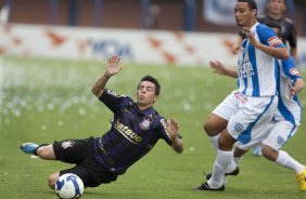 FLORIANOPOLIS-SC - ESPORTES - AVAI/SC X CORINTHIANS/SP - em um lance da partida realizada esta tarde no estdio da Ressacada, em Florianopolis, vlida pelo returno do Campeonato Brasileiro de 2009
