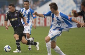 FLORIANOPOLIS-SC - ESPORTES - AVAI/SC X CORINTHIANS/SP - em um lance da partida realizada esta tarde no estdio da Ressacada, em Florianopolis, vlida pelo returno do Campeonato Brasileiro de 2009