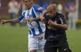 FLORIANOPOLIS-SC - ESPORTES - AVAI/SC X CORINTHIANS/SP - em um lance da partida realizada esta tarde no estdio da Ressacada, em Florianopolis, vlida pelo returno do Campeonato Brasileiro de 2009