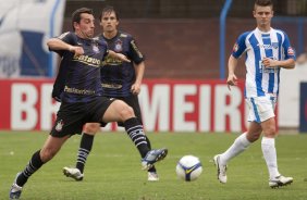 FLORIANOPOLIS-SC - ESPORTES - AVAI/SC X CORINTHIANS/SP - em um lance da partida realizada esta tarde no estdio da Ressacada, em Florianopolis, vlida pelo returno do Campeonato Brasileiro de 2009