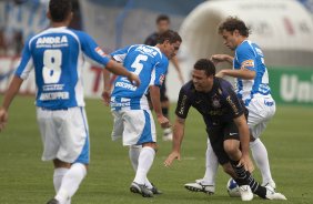 FLORIANOPOLIS-SC - ESPORTES - AVAI/SC X CORINTHIANS/SP - em um lance da partida realizada esta tarde no estdio da Ressacada, em Florianopolis, vlida pelo returno do Campeonato Brasileiro de 2009