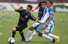 FLORIANOPOLIS-SC - ESPORTES - AVAI/SC X CORINTHIANS/SP - em um lance da partida realizada esta tarde no estdio da Ressacada, em Florianopolis, vlida pelo returno do Campeonato Brasileiro de 2009
