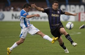 FLORIANOPOLIS-SC - ESPORTES - AVAI/SC X CORINTHIANS/SP - em um lance da partida realizada esta tarde no estdio da Ressacada, em Florianopolis, vlida pelo returno do Campeonato Brasileiro de 2009