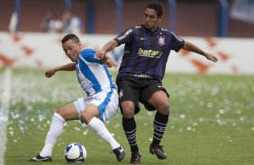 FLORIANOPOLIS-SC - ESPORTES - AVAI/SC X CORINTHIANS/SP - em um lance da partida realizada esta tarde no estdio da Ressacada, em Florianopolis, vlida pelo returno do Campeonato Brasileiro de 2009