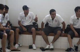 FLORIANOPOLIS-SC - ESPORTES - AVAI/SC X CORINTHIANS/SP - Dentinho(c) nos vestirios antes da partida realizada esta tarde no estdio da Ressacada, em Florianopolis, vlida pelo returno do Campeonato Brasileiro de 2009