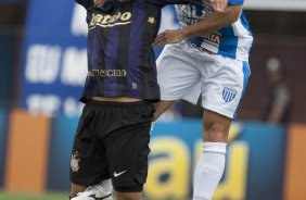 FLORIANOPOLIS-SC - ESPORTES - AVAI/SC X CORINTHIANS/SP - em um lance da partida realizada esta tarde no estdio da Ressacada, em Florianopolis, vlida pelo returno do Campeonato Brasileiro de 2009