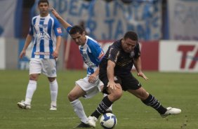 FLORIANOPOLIS-SC - ESPORTES - AVAI/SC X CORINTHIANS/SP - em um lance da partida realizada esta tarde no estdio da Ressacada, em Florianopolis, vlida pelo returno do Campeonato Brasileiro de 2009