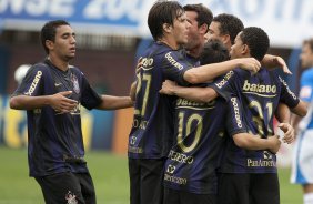 FLORIANOPOLIS-SC - ESPORTES - AVAI/SC X CORINTHIANS/SP - em um lance da partida realizada esta tarde no estdio da Ressacada, em Florianopolis, vlida pelo returno do Campeonato Brasileiro de 2009