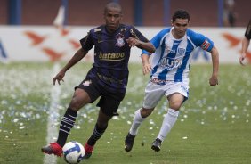 FLORIANOPOLIS-SC - ESPORTES - AVAI/SC X CORINTHIANS/SP - em um lance da partida realizada esta tarde no estdio da Ressacada, em Florianopolis, vlida pelo returno do Campeonato Brasileiro de 2009