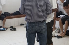 FLORIANOPOLIS-SC - ESPORTES - AVAI/SC X CORINTHIANS/SP - Mano Menezes e Boquita nos vestirios antes da partida realizada esta tarde no estdio da Ressacada, em Florianopolis, vlida pelo returno do Campeonato Brasileiro de 2009