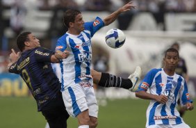 FLORIANOPOLIS-SC - ESPORTES - AVAI/SC X CORINTHIANS/SP - em um lance da partida realizada esta tarde no estdio da Ressacada, em Florianopolis, vlida pelo returno do Campeonato Brasileiro de 2009