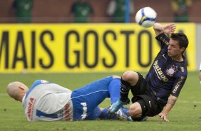 FLORIANOPOLIS-SC - ESPORTES - AVAI/SC X CORINTHIANS/SP - em um lance da partida realizada esta tarde no estdio da Ressacada, em Florianopolis, vlida pelo returno do Campeonato Brasileiro de 2009