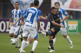 FLORIANOPOLIS-SC - ESPORTES - AVAI/SC X CORINTHIANS/SP - em um lance da partida realizada esta tarde no estdio da Ressacada, em Florianopolis, vlida pelo returno do Campeonato Brasileiro de 2009