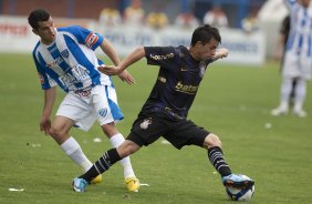 FLORIANOPOLIS-SC - ESPORTES - AVAI/SC X CORINTHIANS/SP - em um lance da partida realizada esta tarde no estdio da Ressacada, em Florianopolis, vlida pelo returno do Campeonato Brasileiro de 2009