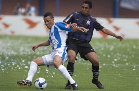FLORIANOPOLIS-SC - ESPORTES - AVAI/SC X CORINTHIANS/SP - em um lance da partida realizada esta tarde no estdio da Ressacada, em Florianopolis, vlida pelo returno do Campeonato Brasileiro de 2009
