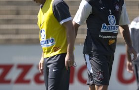 Mano Menezes e Ronaldo durante o treino do Corinthians realizado esta manh no Parque So Jorge; o prximo jogo do time ser sbado, dia 21/11, contra o Nautico/PE, no estdio do Pacaembu, pelo returno do Campeonato Brasileiro 2009