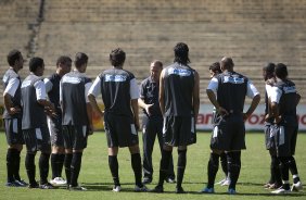 Mano Menezes reune os jogadores no centro do campo durante o treino do Corinthians realizado esta manh no Parque So Jorge; o prximo jogo do time ser sbado, dia 21/11, contra o Nautico/PE, no estdio do Pacaembu, pelo returno do Campeonato Brasileiro 2009