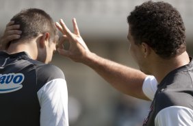 Ronaldo da um peteleco em Diego durante o treino do Corinthians realizado esta manh no Parque So Jorge; o prximo jogo do time ser sbado, dia 21/11, contra o Nautico/PE, no estdio do Pacaembu, pelo returno do Campeonato Brasileiro 2009