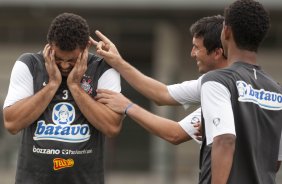 Edgar Balbuena da peteleco em Ronaldo durante o treino do Corinthians realizado esta manh no Parque So Jorge; o prximo jogo do time ser domingo, dia 29/11, contra o Flamengo, no estdio Brinco de Ouro da Princesa, em Campinas, pelo returno do Campeonato Brasileiro 2009